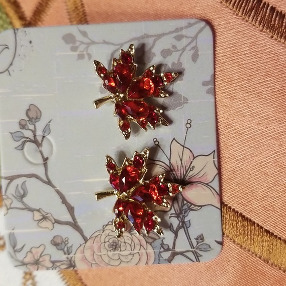 Beautiful New Maple leaf pierced earrings. - Picture 3 of 4
